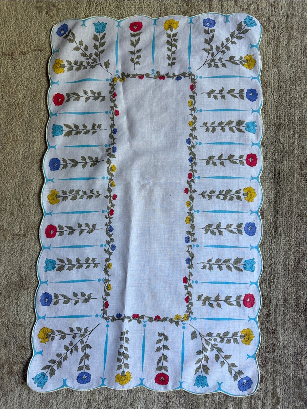 VTG Cheerful Floral Table Runner - Multicolor